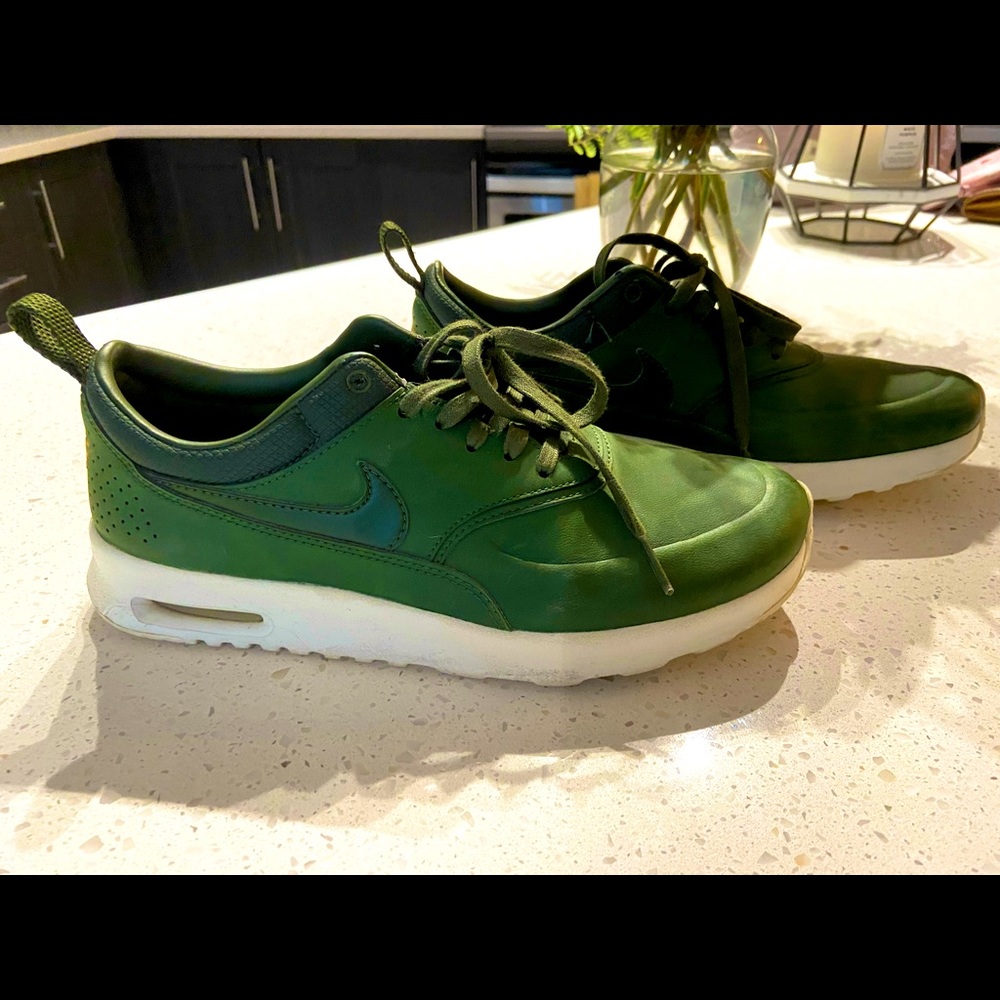 Nike air tennis shoes 7.5 olive green